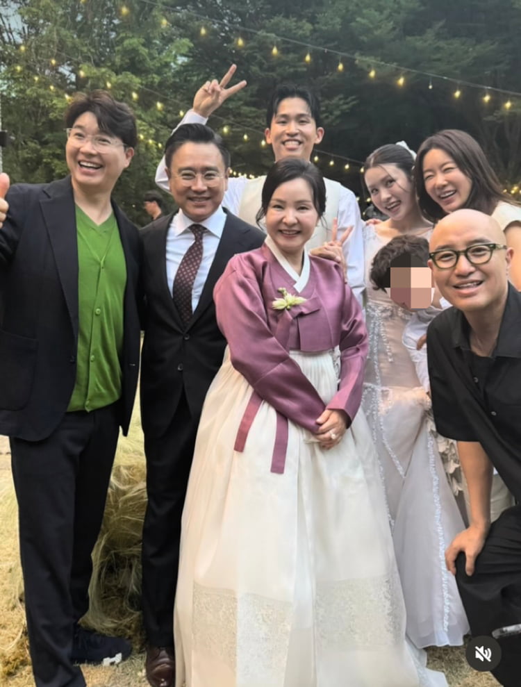 장인어른 이광기 앞에서 늠름하게…99년생 정우영 부부의 야외 결혼[종합]