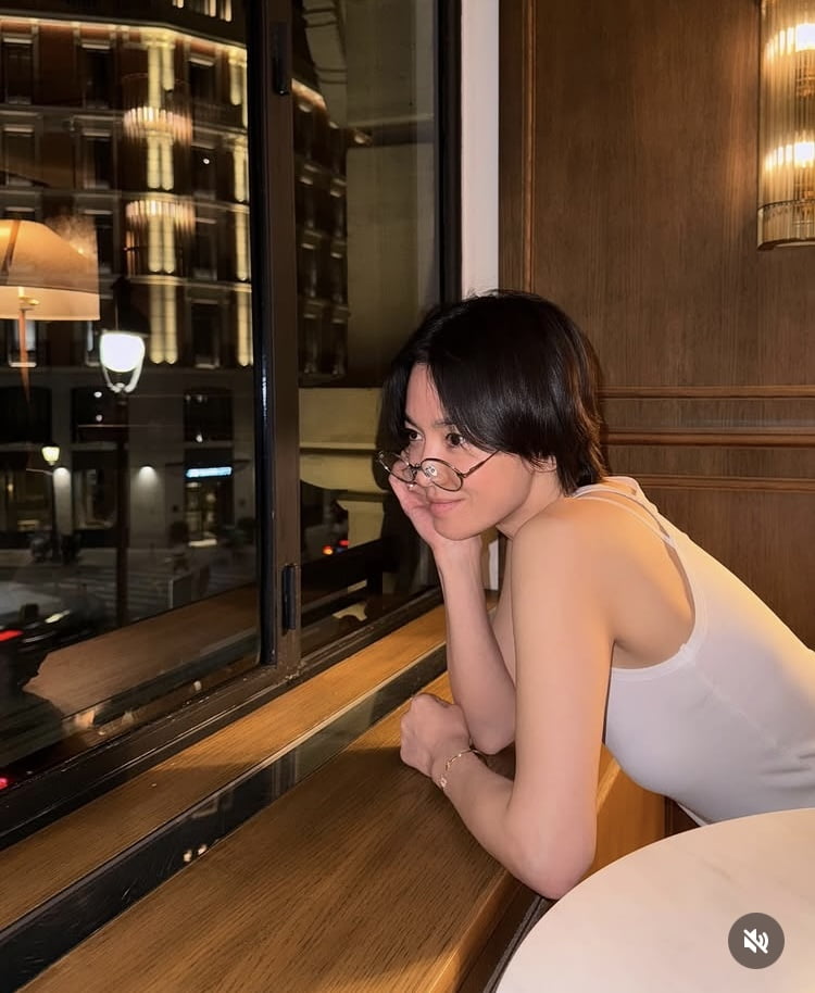 영업 종료합니다…송혜교, 해외서 셔터우먼 변신