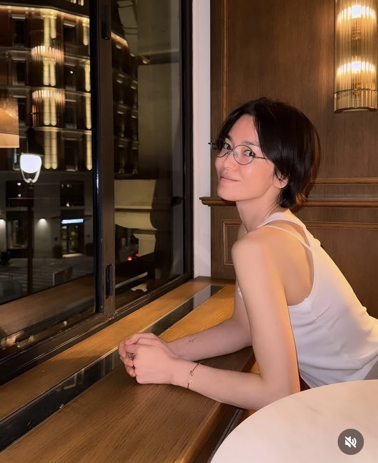 영업 종료합니다…송혜교, 해외서 셔터우먼 변신