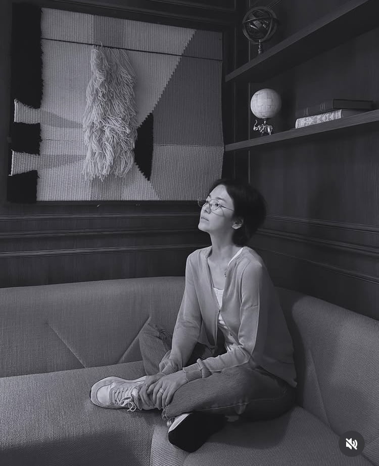 영업 종료합니다…송혜교, 해외서 셔터우먼 변신