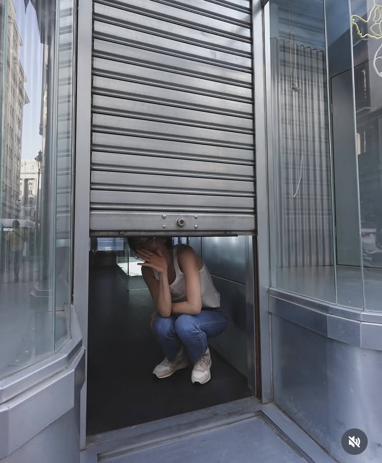영업 종료합니다…송혜교, 해외서 셔터우먼 변신