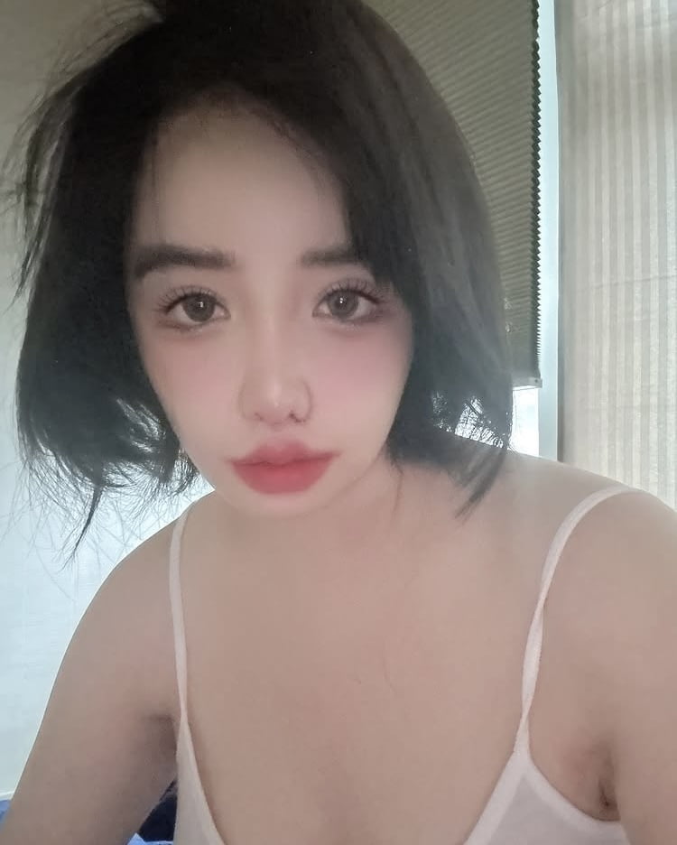 필터 논란 해명했지만…박봄, 잠옷 차림에도 여전한 이목구비