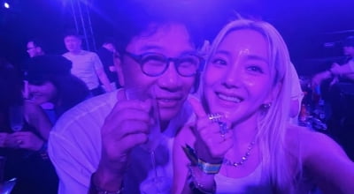 ‘SM 수장’이었던 이수만, 여기 있었네…월디페서 바다와 셀카 투척[TEN이슈]