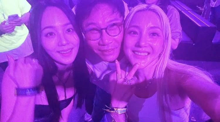 ‘SM 수장’이었던 이수만, 여기 있었네…월디페서 바다와 셀카 투척[TEN이슈]