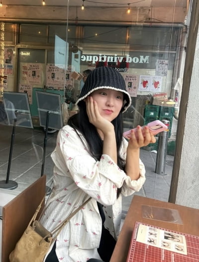 설현, 벙거지로도 안 가려지는 비주얼…역시 167cm 입간판 여신