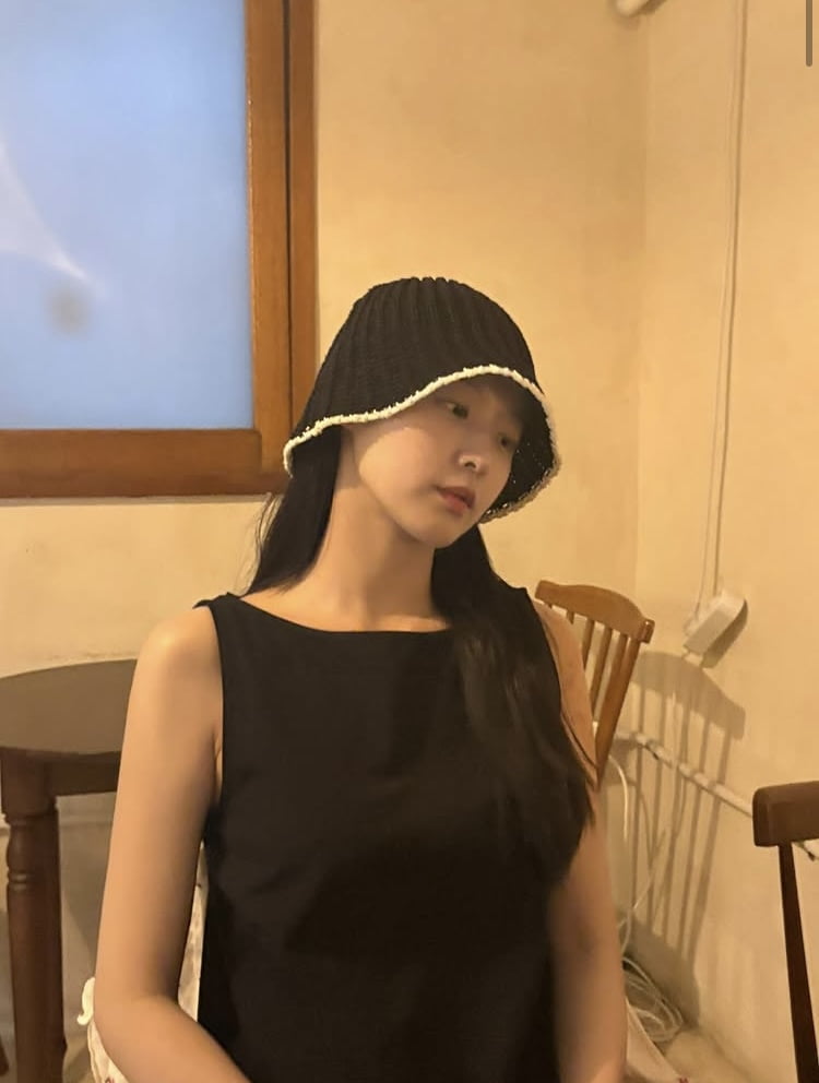 설현, 벙거지로도 안 가려지는 비주얼…역시 167cm 입간판 여신