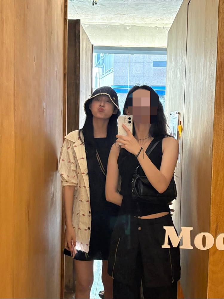 설현, 벙거지로도 안 가려지는 비주얼…역시 167cm 입간판 여신