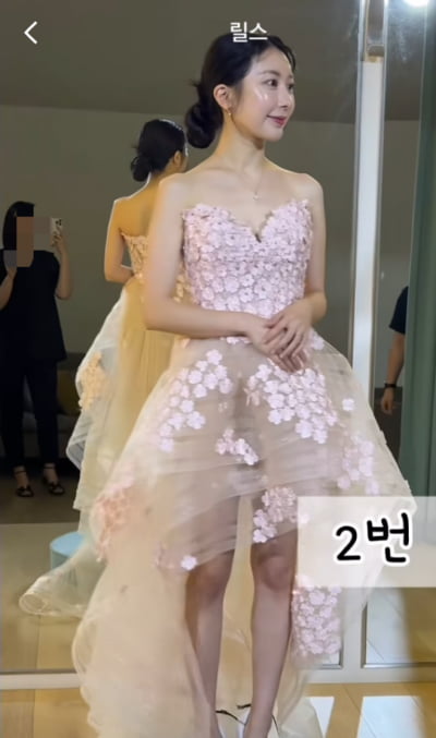 결혼식 또 준비하는줄…‘이지훈♥’ 아야네, 돌잔치 드레스 고르기 삼매경