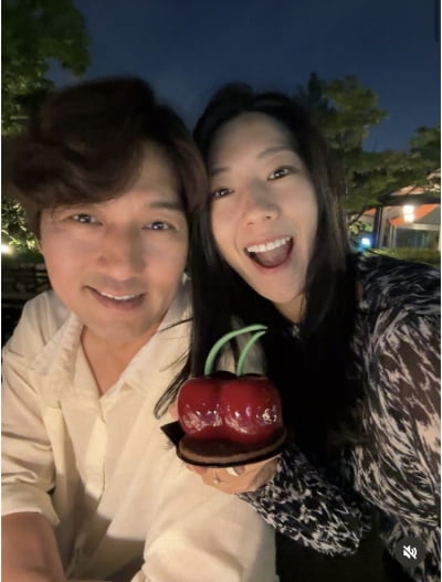 이필모♥서수연, 5성급 호텔서 럭셔리 파티…팔짱 끼고 달달 럽스타