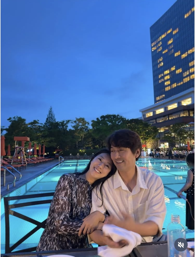 이필모♥서수연, 5성급 호텔서 럭셔리 파티…팔짱 끼고 달달 럽스타
