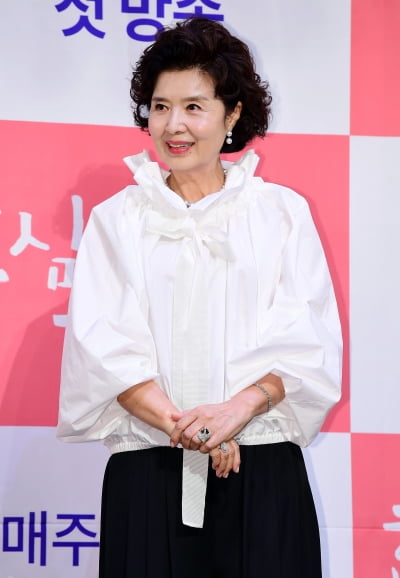 '73세' 윤미라, '억대 한강뷰 家' 공개했다…"아꼈으면 몇 층짜리 건물주 됐을 것"