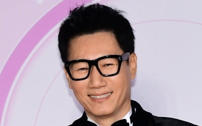 지석진 아뿔싸, 정치 영상 노출에 결국 사과했다…"나는 중도, 죄송" ('핑계고')