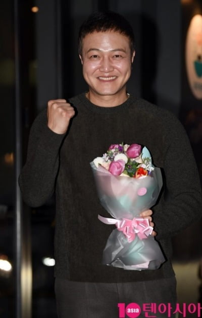[종합] '♥띠동갑' 정웅인, 자식 농사 대박 났다…"아내에게 감사, 억지로 되는 거 아냐" ('내생활')