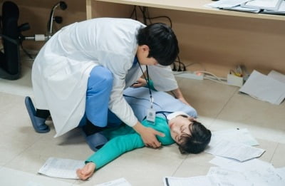 공명, 충격적인 과거 밝혀졌다…괴한에게 돌발 습격당해, 간호사는 실신 ('금주를부탁해')