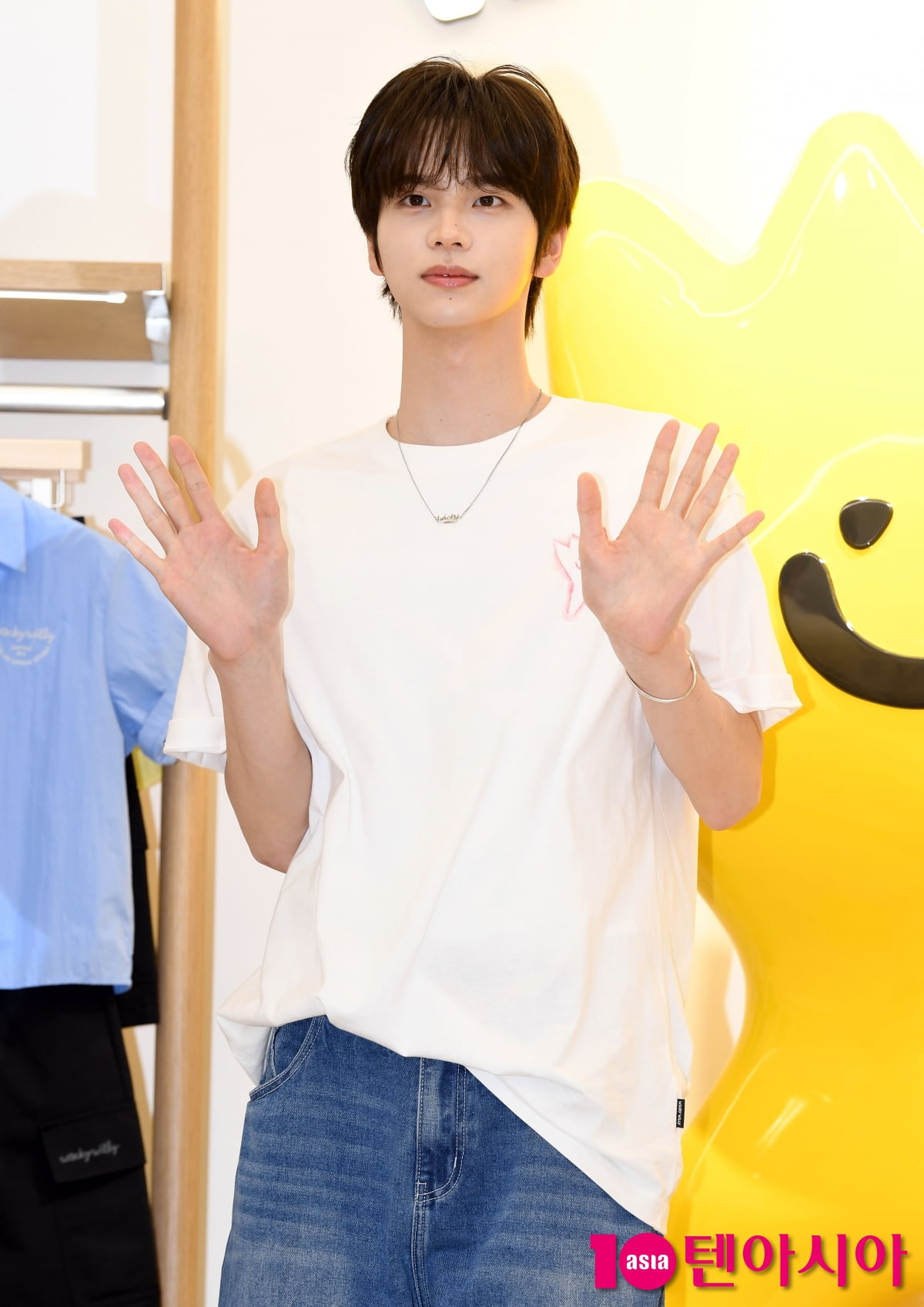 투어스 신유, 청바지+흰티만 입어도 빛나[TEN포토+]