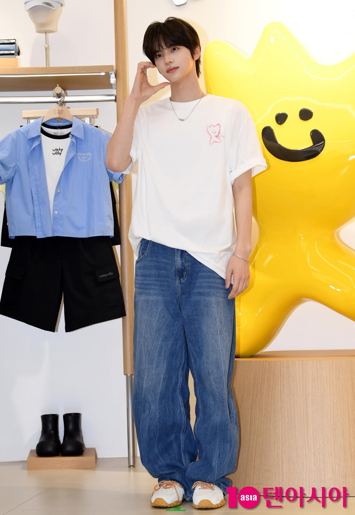 투어스 신유, 청바지+흰티만 입어도 빛나[TEN포토+]