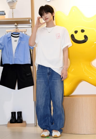 투어스 신유, 청바지+흰티만 입어도 빛나[TEN포토+]