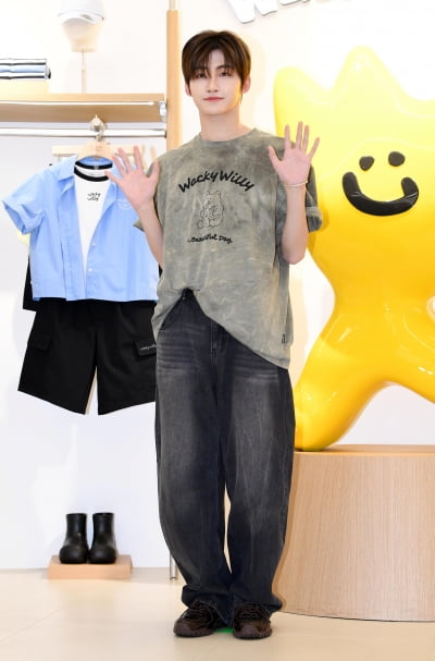 투어스 지훈, 샤프한 턱선[TEN포토+]