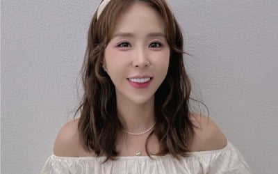 '43세' 신지, 눈 리모델링했다더니 달라졌네…나이 의심스런 미모