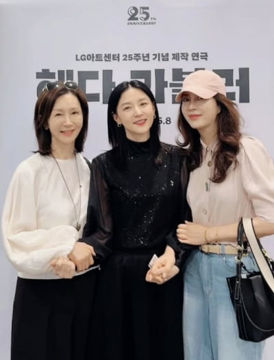 미모 여배우 '3대장' 모였다…송윤아·이영애·전인화, 안구에 축복이 내리네