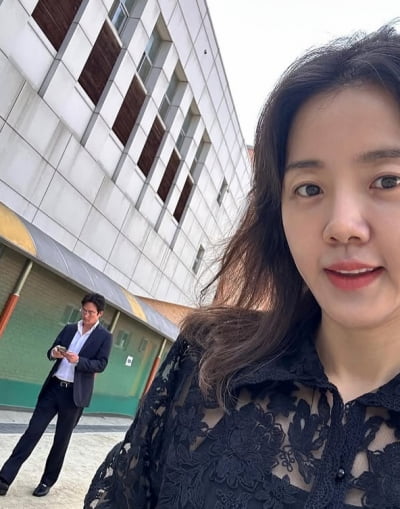 이렇게까지 입는다고?…정준호♥이하정, 투표소에 '하객룩'으로 등장