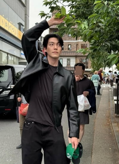 김우빈, '♥신민아'와 여행 가면 이런 느낌?…열대 과일 다 따줄 기세