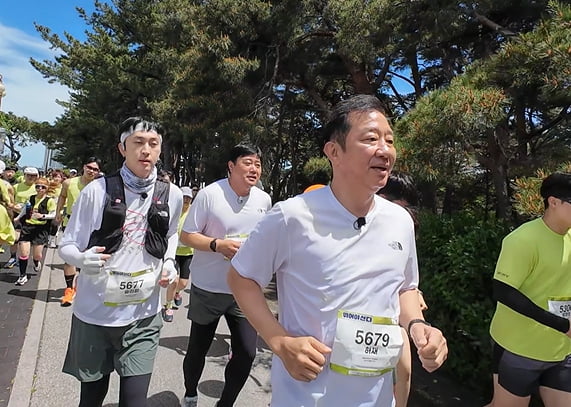 차은우, 입대 2달 전 근황 포착됐다…2300명 사이 달리기 중('뛰산')