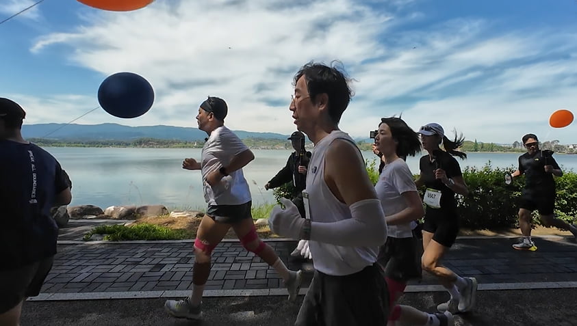 차은우, 입대 2달 전 근황 포착됐다…2300명 사이 달리기 중('뛰산')