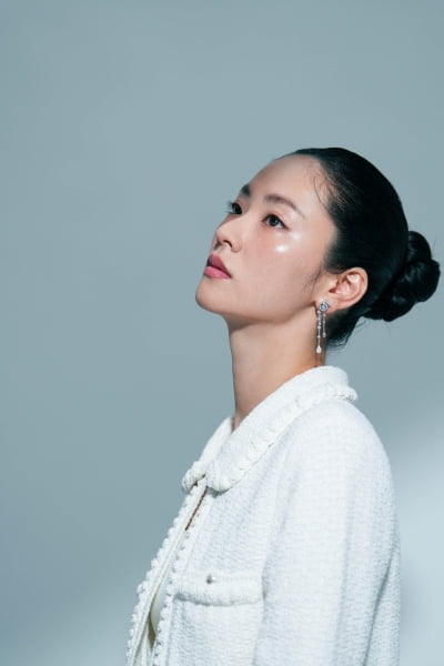 '35세' 전여빈, 싹 넘긴 쪽머리에도 살아 남았네…확 달라진 독보적 비주얼 [화보]
