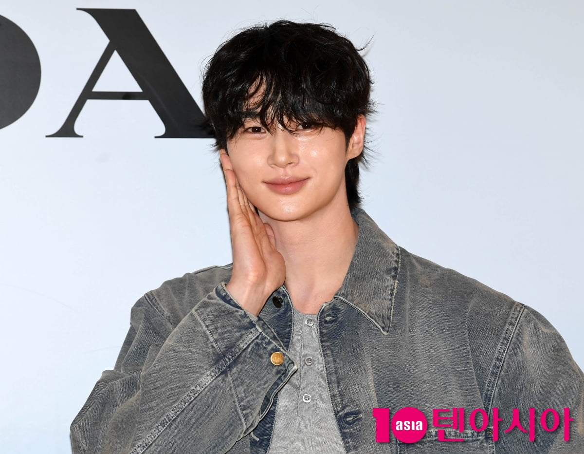 변우석, 빛나는 외모에 눈이 부셔...오늘도 멋짐[TEN포토+]