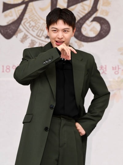 '30세' 육성재, 데뷔 14년 차에 겹경사 맞았다…김지연과 ♥핑크빛→솔로 가수 컴백