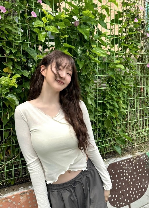 여자친구 예린, 순백 티+웨이브 헤어로 길거리에서 피어난 사랑스러움…“사랑스러움 그 자체”
