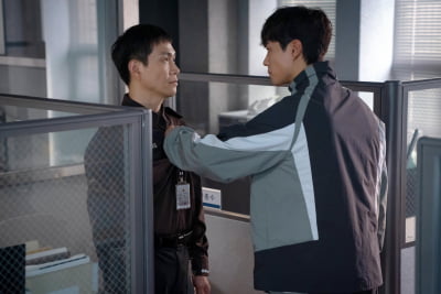 박보검 VS 오정세, 결국 멱살 잡았다…'굿보이' 치열한 몸싸움 예고