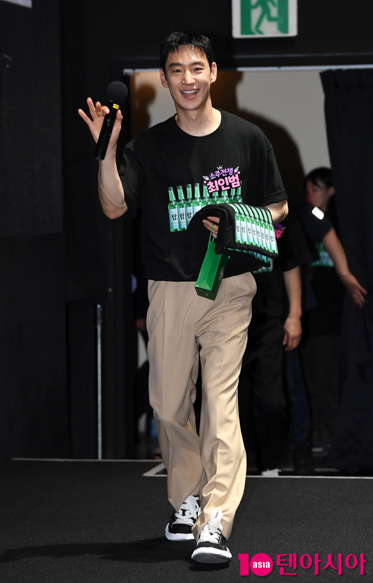 '소주전쟁' 이제훈, 극장을 밝히는 꽃미소...샤프한 옆선[TEN포토+]