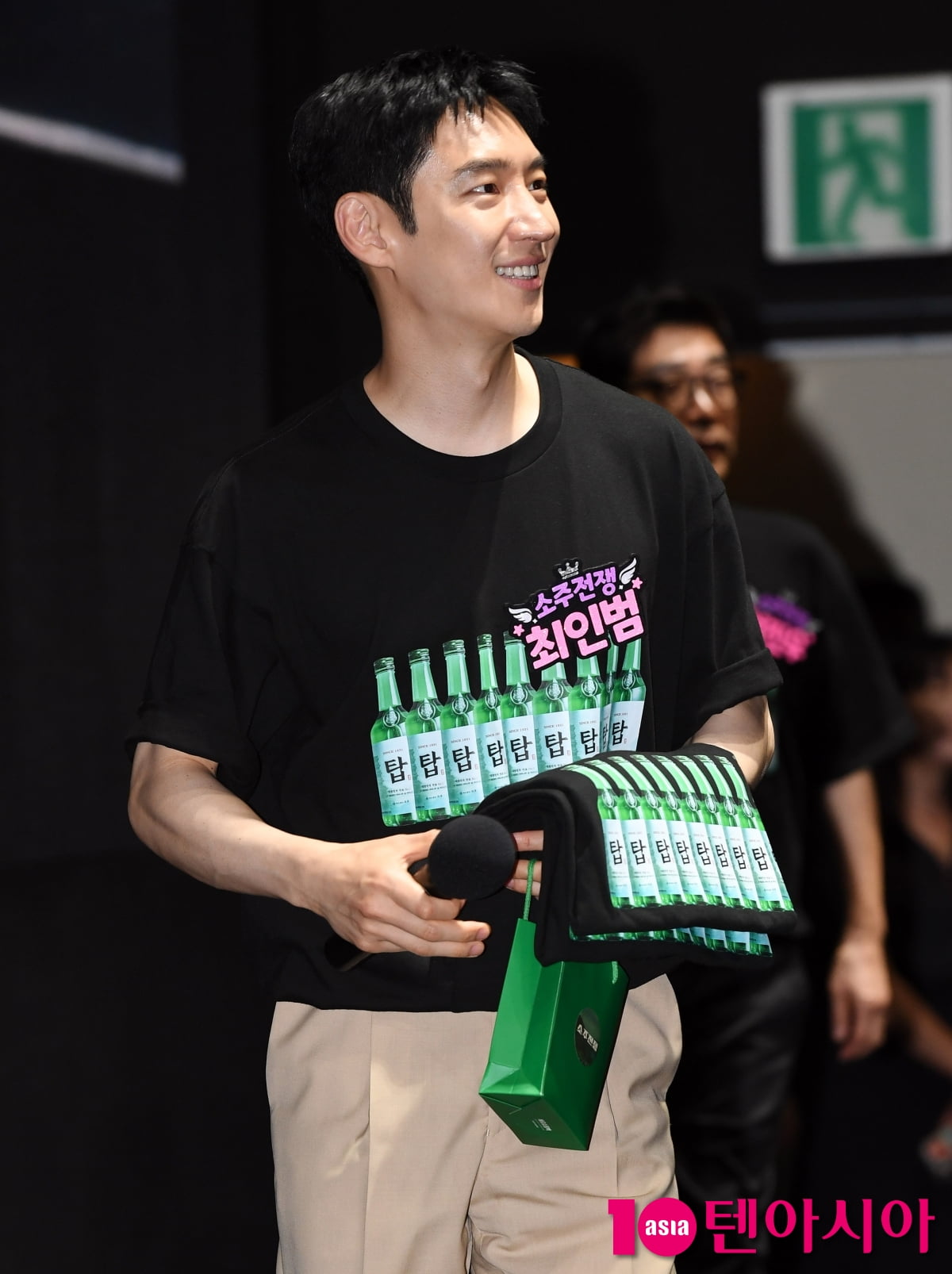 '소주전쟁' 이제훈, 극장을 밝히는 꽃미소...샤프한 옆선[TEN포토+]