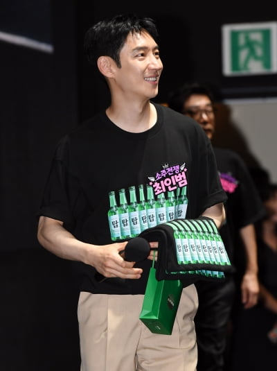 '소주전쟁' 이제훈, 극장을 밝히는 꽃미소...샤프한 옆선[TEN포토+]
