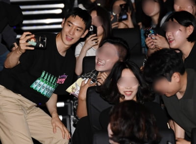 '소주전쟁' 이제훈, 극장을 밝히는 외모...일상이 화보[TEN포토+]