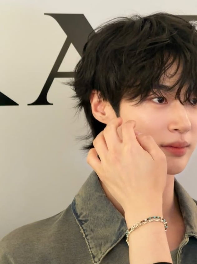 변우석, 빛난 조각 비주얼+훈훈한 셔츠핏에 감탄 쏟아져…“왕자님 강림했네”