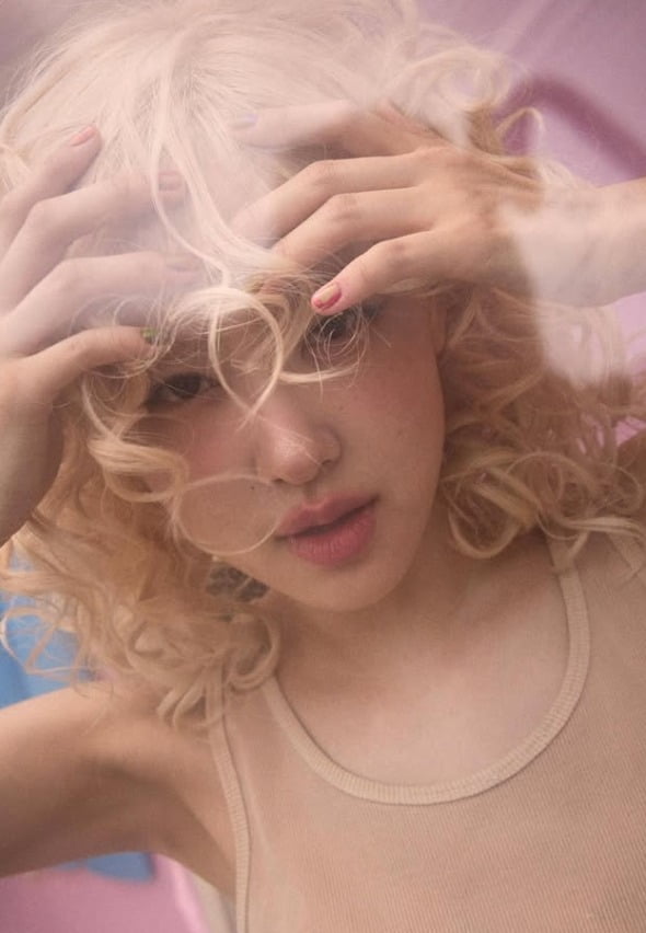 블랙핑크 로제, 금발 웨이브+크롭티 ‘청순+몽환美’…감성 폭발한 솔로 6개월 자축