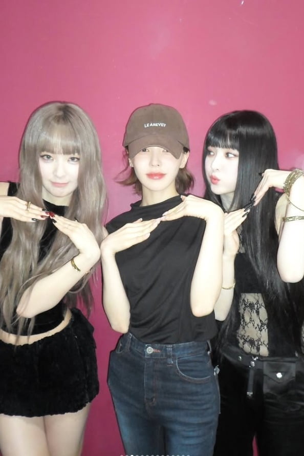 레드벨벳 웬디, 아이린X슬기와 찰칵…5월 순간 담은 셀카까지 ‘러블리 폭발’