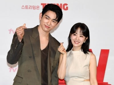 박진영, ♥박보영에 제대로 업혔다…노정의와 핑크빛 굴욕 씻고 존재감 자랑 [TEN스타필드]