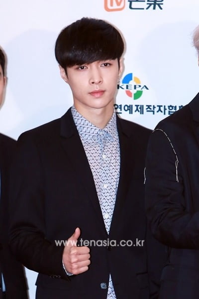 '엑소 출신' 레이, 걸그룹 프로듀서 됐다…데뷔하자마자 주요 방송사·연말 무대 ♥러브콜