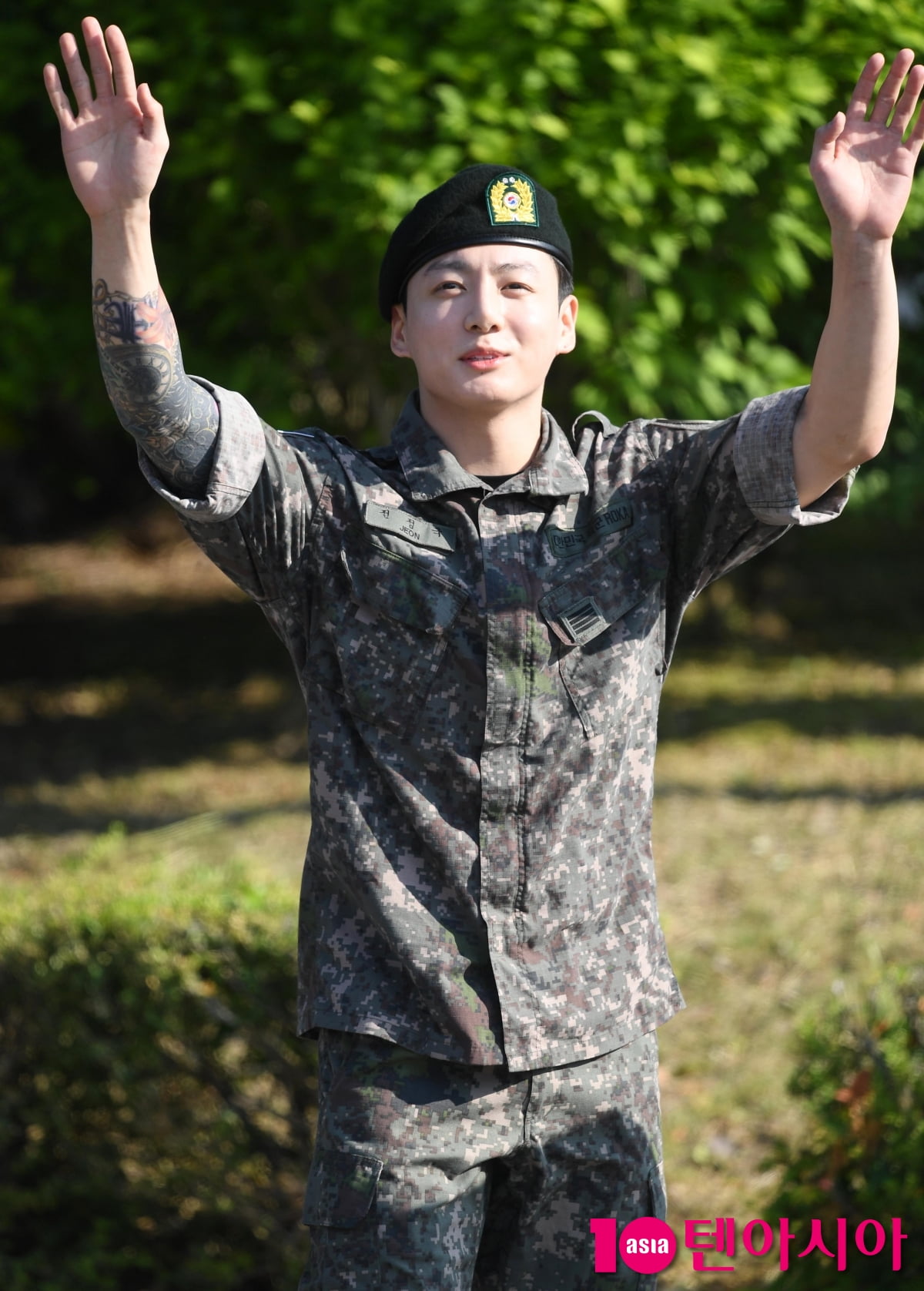 방탄소년단 정국, 화보같은 전역식...만찢남의 멋진 경례[TEN포토+]