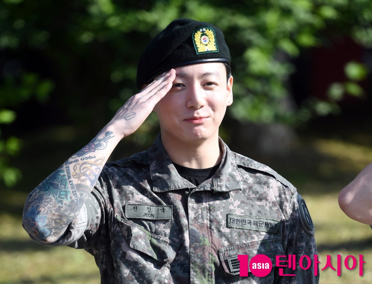 방탄소년단 정국, 화보같은 전역식...만찢남의 멋진 경례[TEN포토+]
