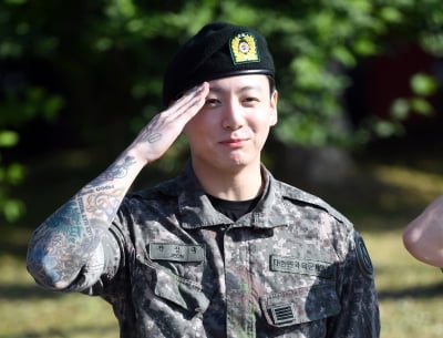 방탄소년단 정국, 화보같은 전역식...만찢남의 멋진 경례[TEN포토+]