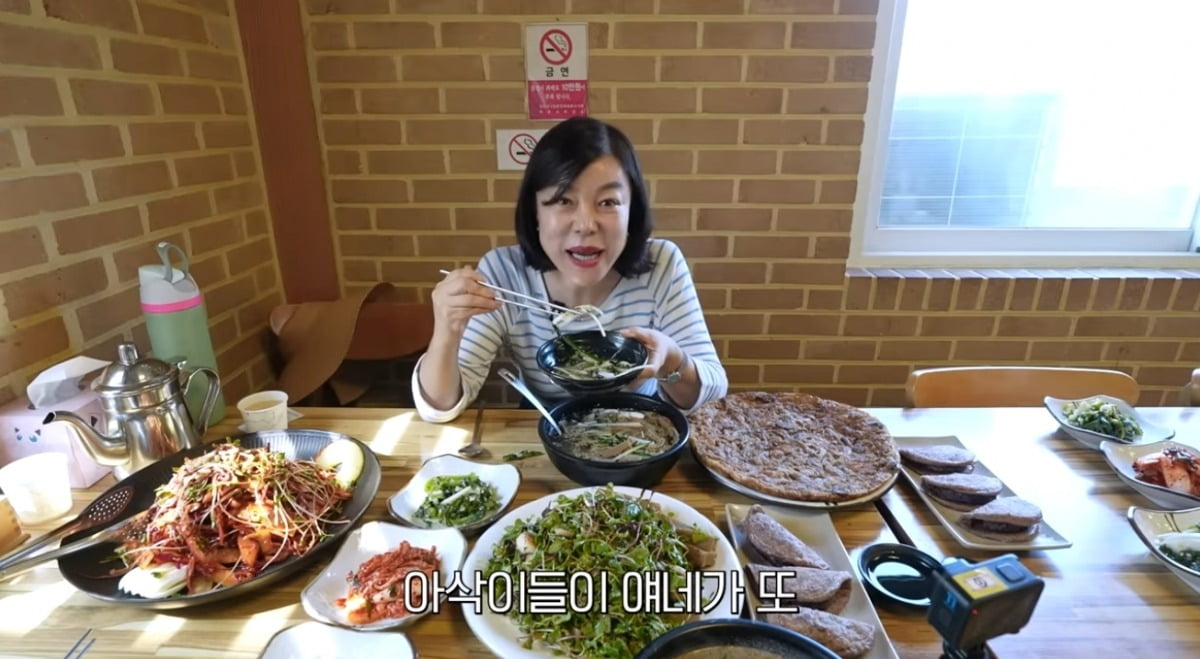 최화정, '가방 속 꿀템' 싹다 공개…'도토리 묵사발' 폭풍 먹방까지 ('안녕하세요 최화정이에요')