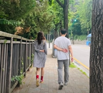 공효진, 마지막 휴가 ♥케빈오 만났나…산책하는 모습까지 '도플갱어'
