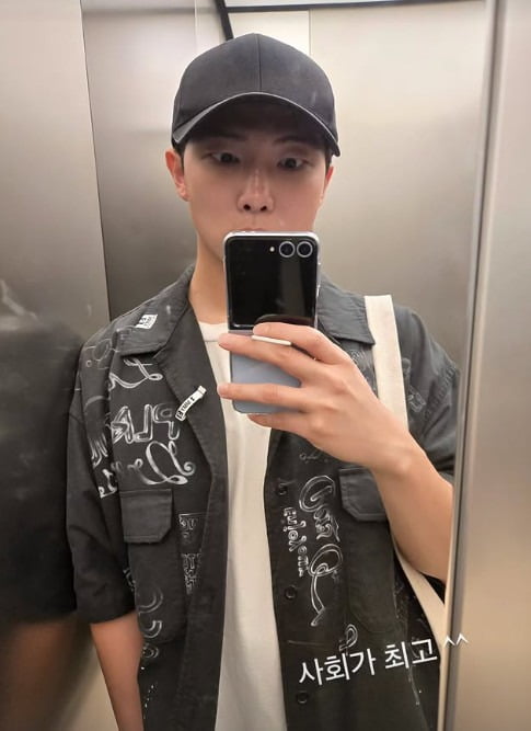 방탄소년단 RM, 전역날 색소폰 기분 내더니…"사회가 최고"