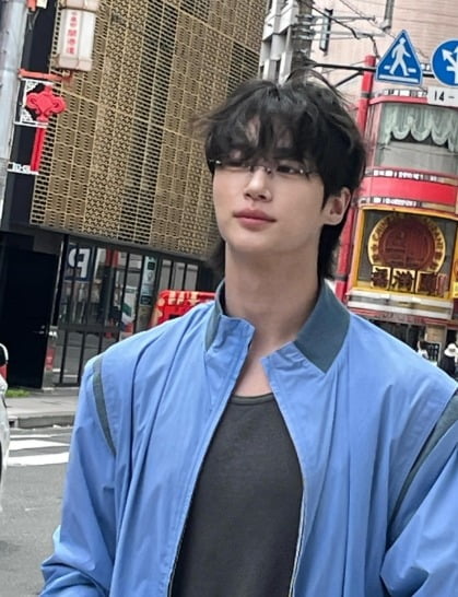 변우석, 일본 거리서 '만찢남' 비주얼..."귀여운 미소 발산"