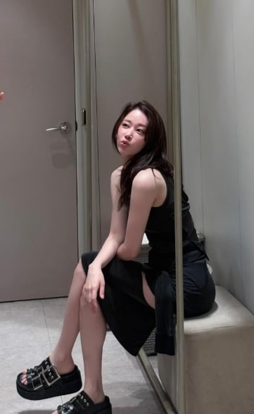 전종서, 고혹적인 블랙 드레스 자태…"치명적인 눈빛"